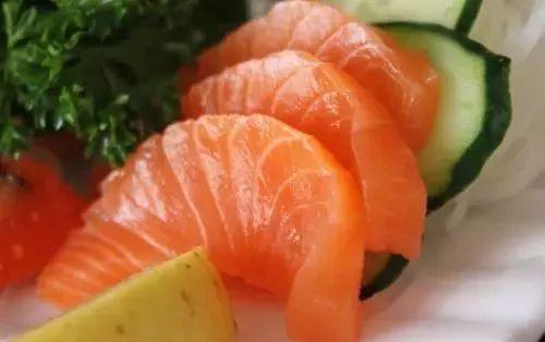 国产鲑鱼能生吃吗视频,能否放心享用？