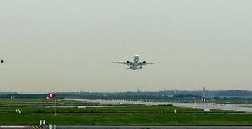 视频国产大型飞机试飞,翱翔蓝天，铸就民族航空新篇章